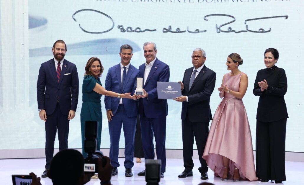 Imagen externa. MIREX entrega Premio al Emigrante Dominicano Sr. Oscar de la Renta a Ydanis Rodríguez