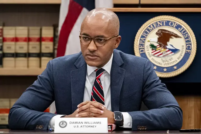 Imagen externa. Damian Williams anuncia su renuncia como fiscal federal del Distrito Sur de Nueva York