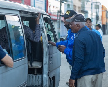 Reporta éxitos contra redes de tráfico de ilegales