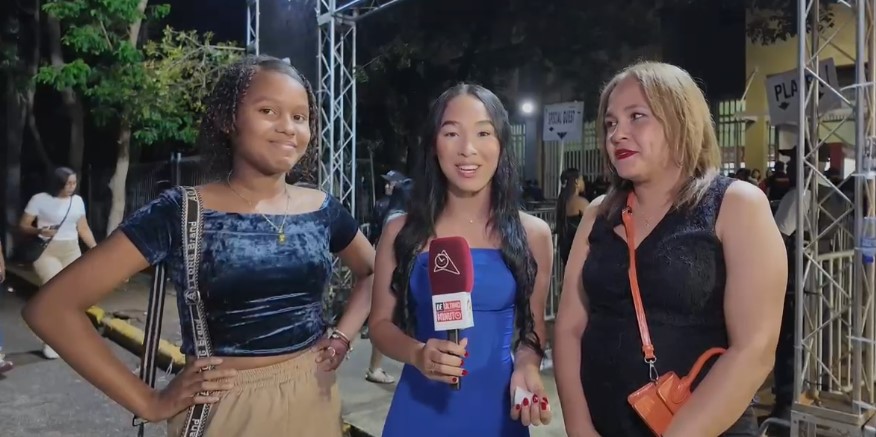 Madre e hija disfrutan del concierto de Luis Fonsi en el Pabellón de Voleibol