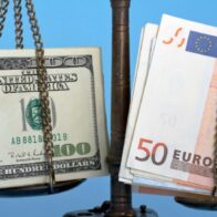 El euro cae a 1,0479 dólares a la espera de las actas de la Reserva Federal