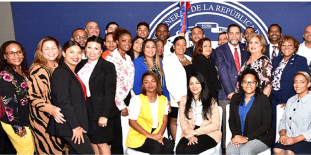 Maestros bilingües dominicanos contratados en NY en limbo migratorio