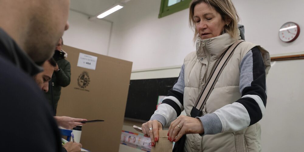 Abren los centros de votación para la segunda vuelta de las presidenciales en Uruguay