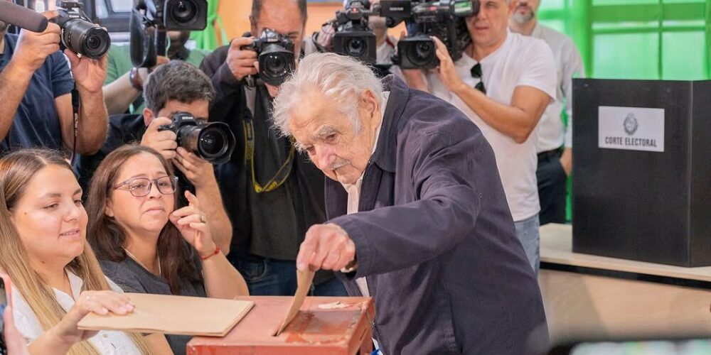 Expresidente Mujica vota en segunda vuelta de elecciones en Uruguay