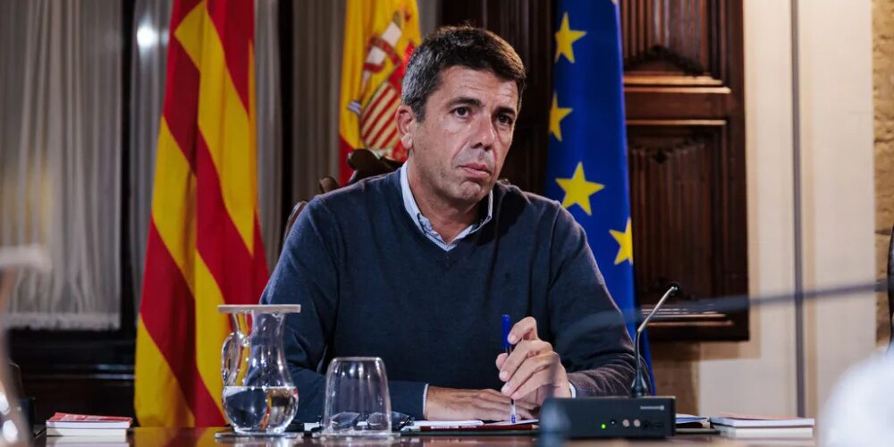 Miles de personas exigen la dimisión del presidente valenciano por la gestión de la riada