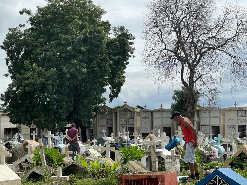 El Día de los Muertos transcurre entre nostalgia y silencio en los cementerios de Santiago