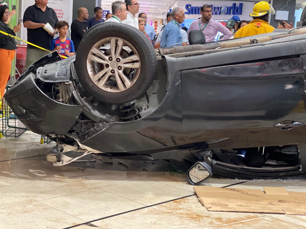 Cae vehículo de Supermercado Nacional e impacta a cuatro personas