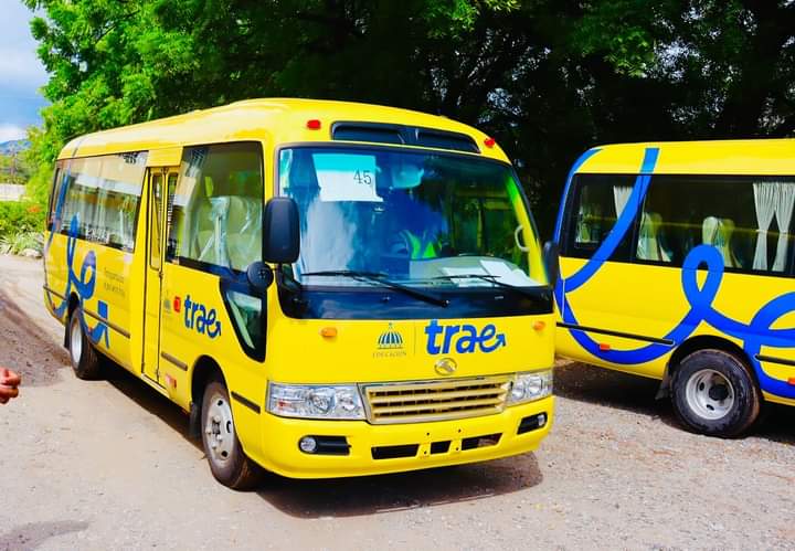 TRAE llega a la provincia de Azua con autobuses que garantizarán el transporte seguro de los estudiantes