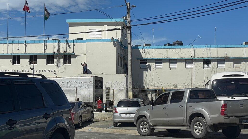 Autoridades incautan electrodomésticos en Penitenciaría La Victoria