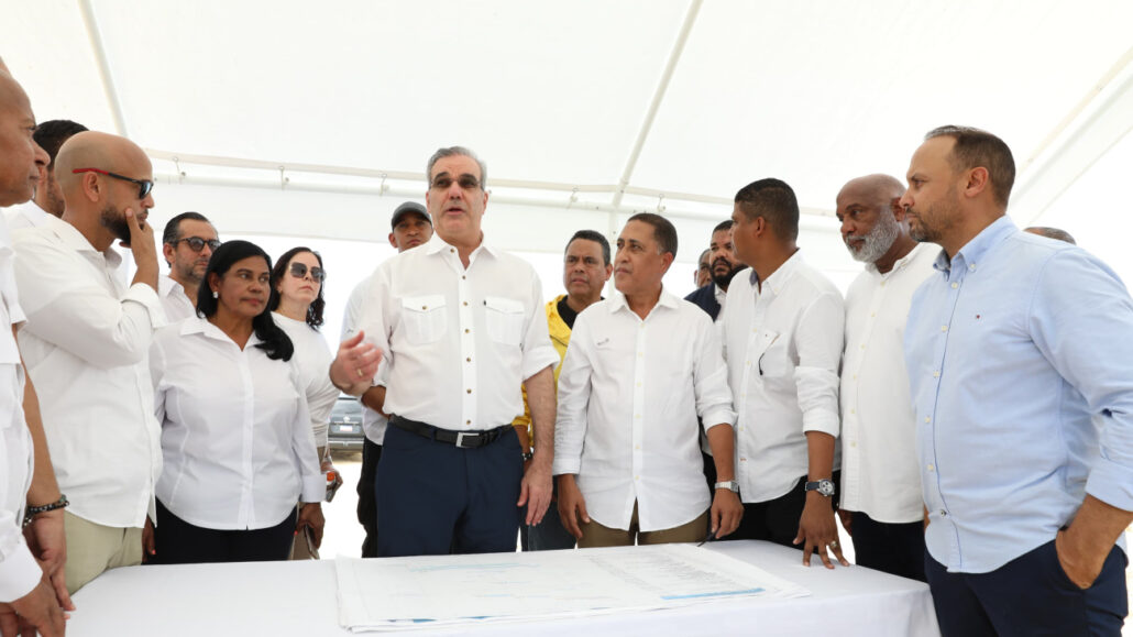 Presidente Luis Abinader supervisa los trabajos del malecón de Nagua