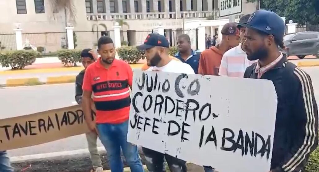 Empresarios y trabajadores de la construcción protestan frente al MINERD por atrasos de pagos