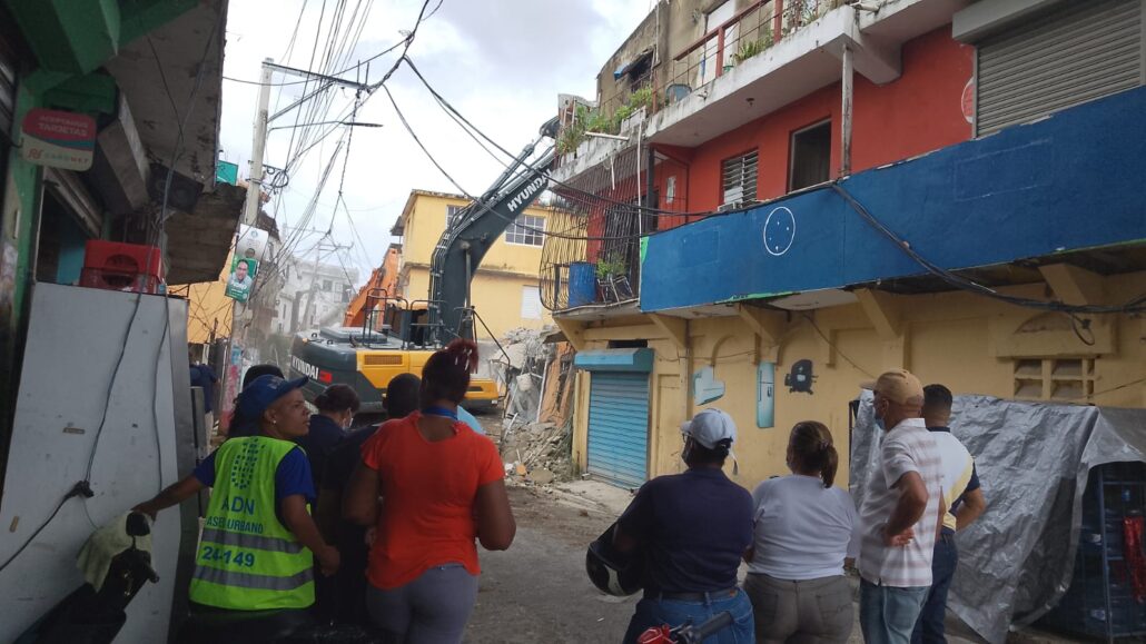 Demuelen edificio que estaba a punto de colapsar en Los Ángeles Peralejos