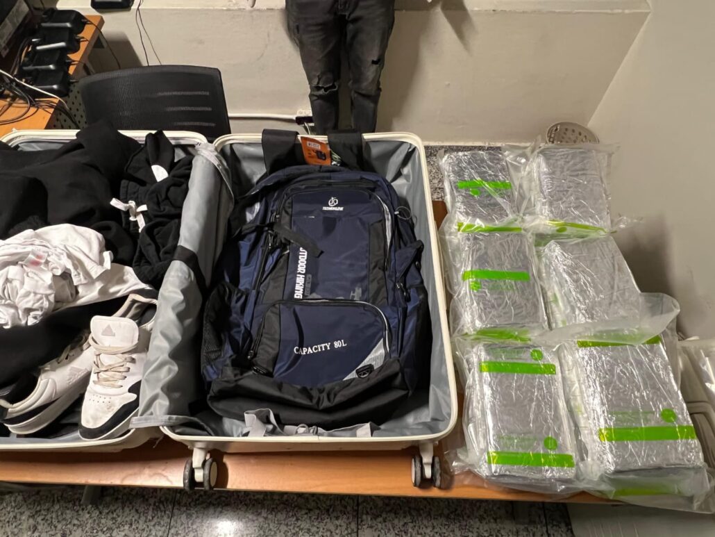 Intervienen extranjero viajaría a España con 40 paquetes presumiblemente cocaína