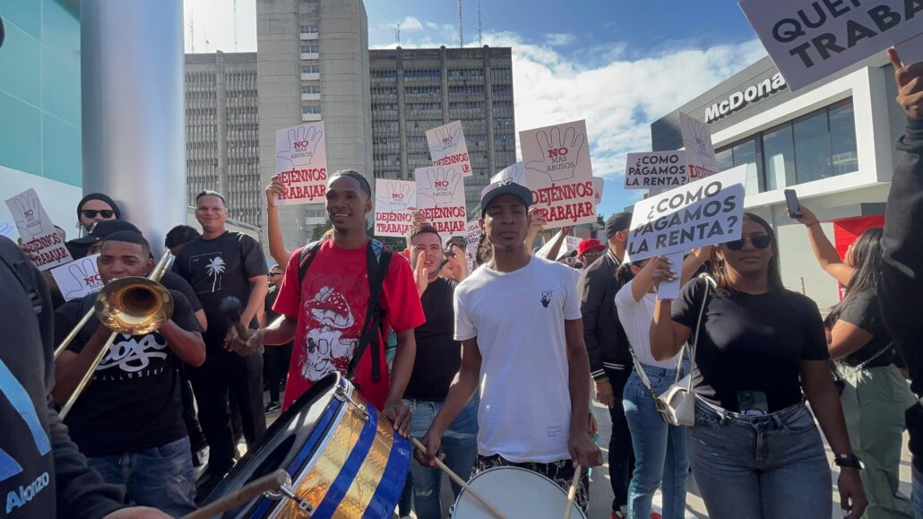 Realizan protesta contra operativos de cierres de centros nocturnos