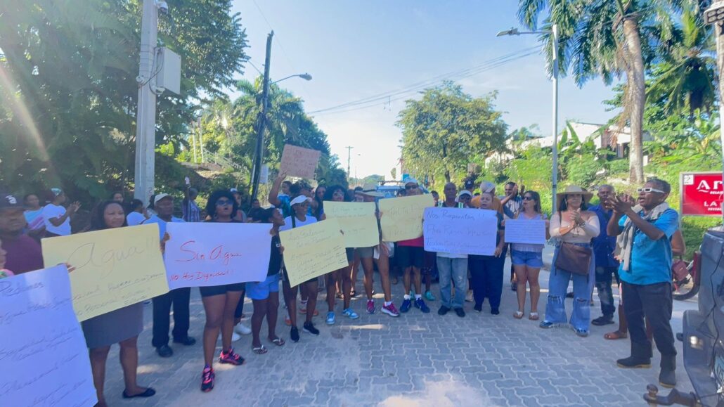 Residentes de Las Galeras y extranjeros marchan por falta de agua potable