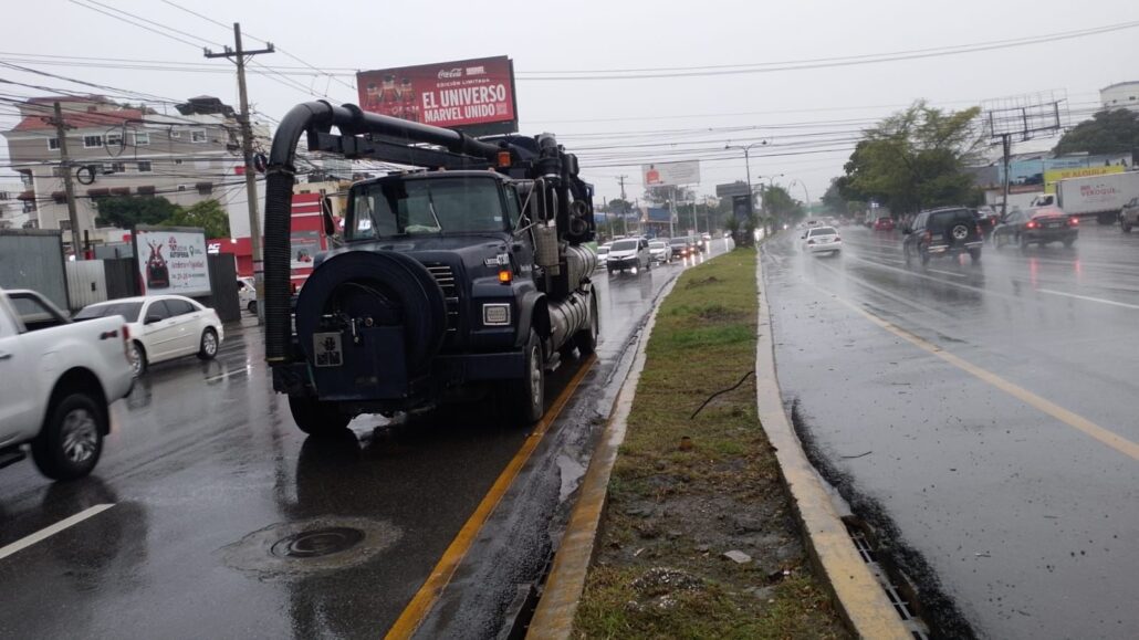 Alcaldía del Distrito Nacional intensifica operativos de limpieza por incidencia de lluvias