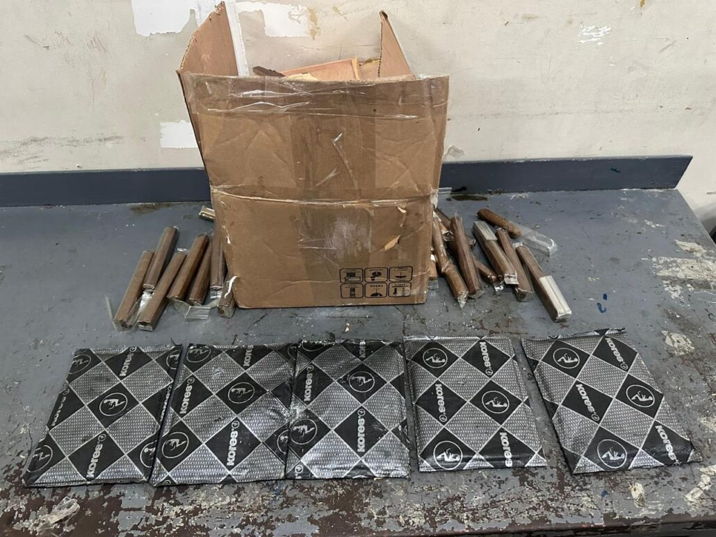 Ocupan cinco láminas de cocaína camufladas en cajas de tabacos