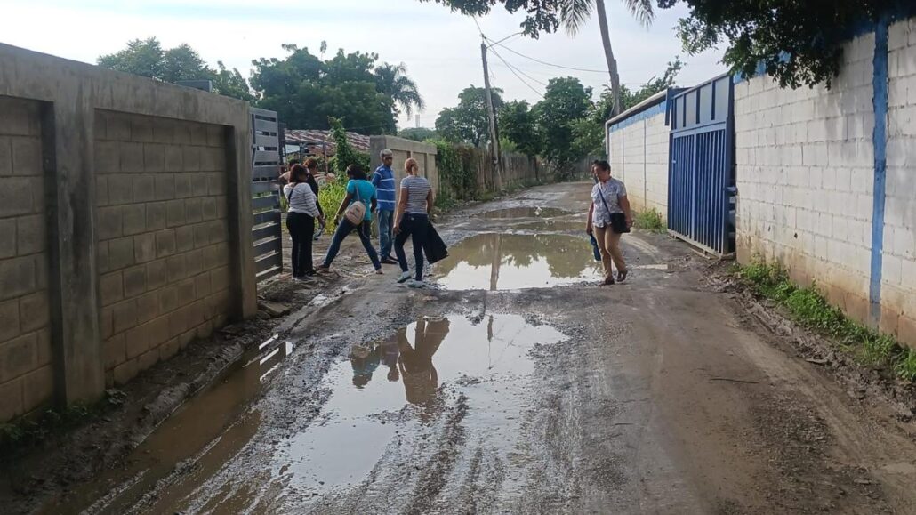 Ciudadanos reclaman arreglo de calles en Santiago