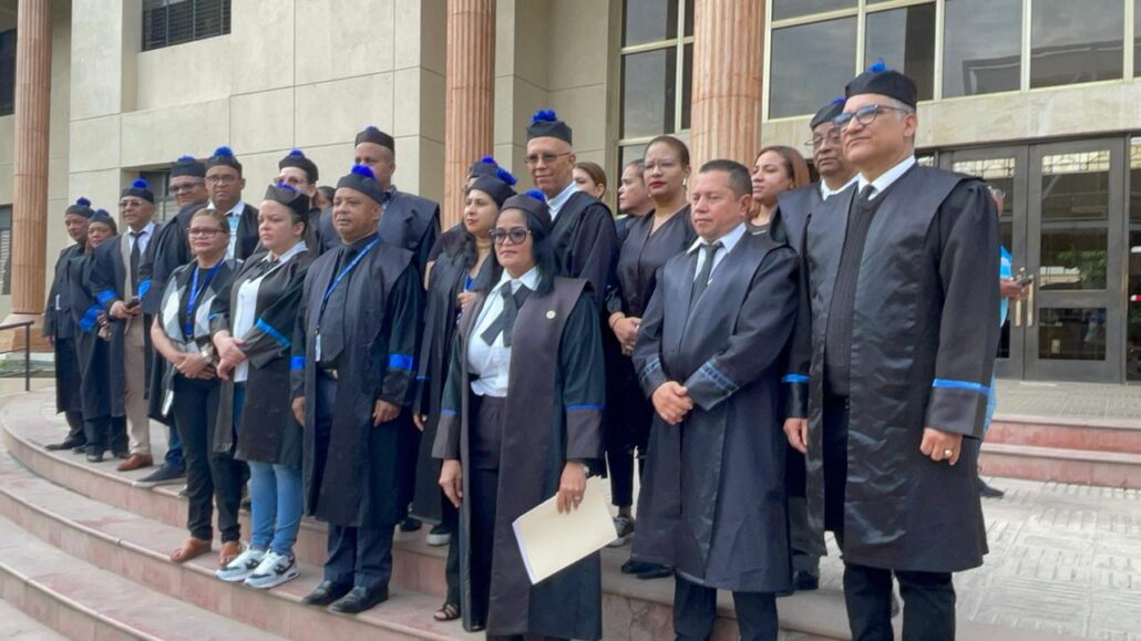 Fiscales protestan en Palacio de Justicia por aumento salarial y otras reivindicaciones