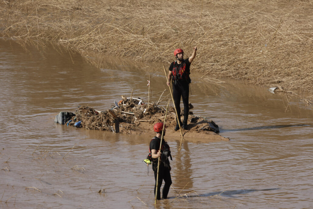 Sigue la busca de víctimas de la lluvia torrencial que arrasó la provincia de Valencia