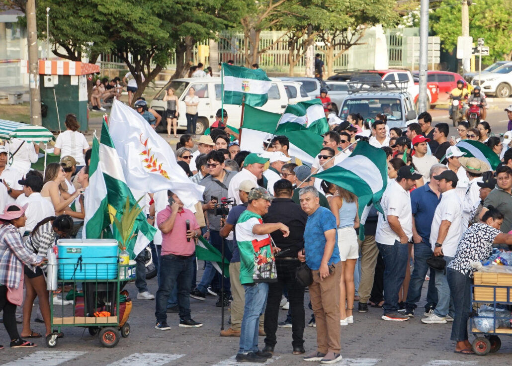 Ciudadanos protestan en las calles de la mayor región de Bolivia por la crisis económica