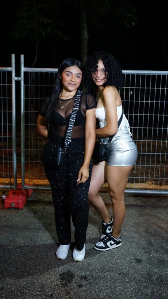 El leather y el brillo imperan en los outfits de las fans de Aventura en "Cerrando Ciclos tour" | 7 | El leather y el brillo imperan en los outfits de las fans de Aventura en "Cerrando Ciclos tour" - Noticias de hoy en República Dominicana | De Último Minuto