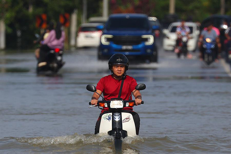 Ascienden a 27 los muertos por las inundaciones en Tailandia y Malasia