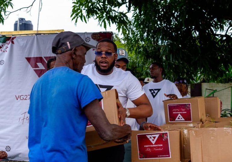 Imagen externa. Vladimir Guerrero Jr. y su familia llevan alegría a Don Gregorio en esta Navidad