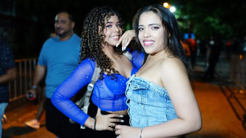 El leather y el brillo imperan en los outfits de las fans de Aventura en "Cerrando Ciclos tour" | 8 | El leather y el brillo imperan en los outfits de las fans de Aventura en "Cerrando Ciclos tour" - Noticias de hoy en República Dominicana | De Último Minuto