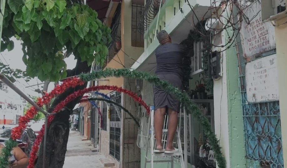 Barrios de Santo Domingo se visten de navidad con creatividad y tradición