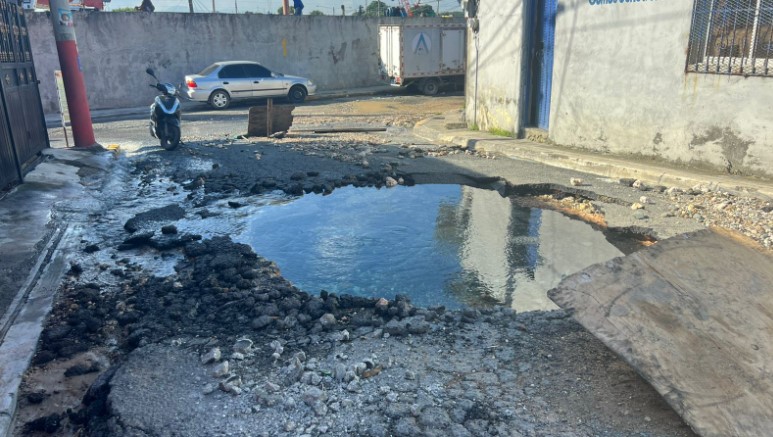 Explosión de tubería provoca socavón y desperdicio de agua en Los Alcarrizos