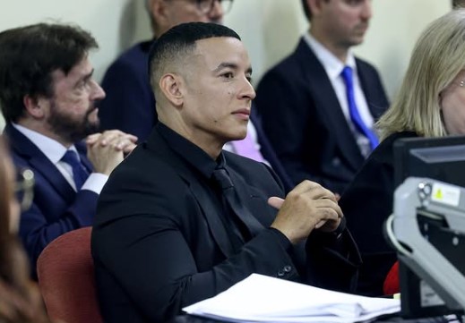 Daddy Yankee y Mireddys González llegan al tribunal en medio de disputa legal