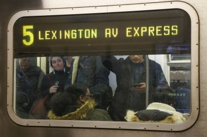 Una mujer quemada viva intencionadamente en un vagón del metro de Nueva York