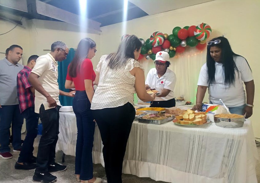 Cruz Roja de SDO celebra su tradicional cena de navideña