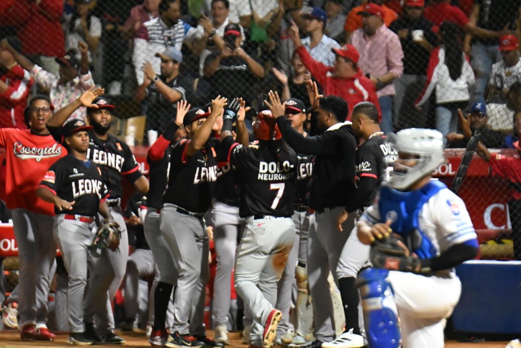 Escogido vencen al Licey y se afianzan en la lucha por la clasificación