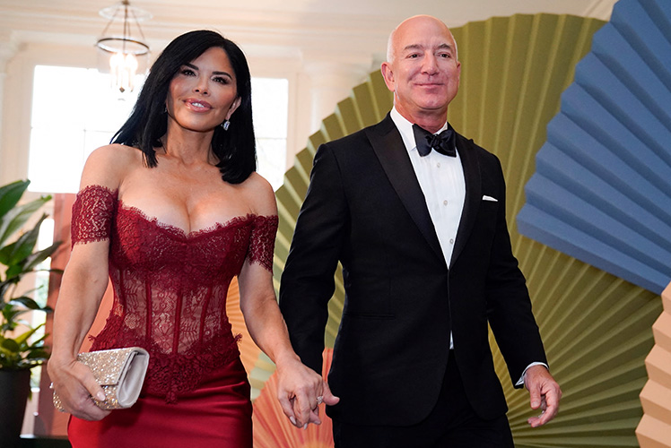 Jeff Bezos desmiente rumores sobre boda multimillonaria con Lauren Sánchez