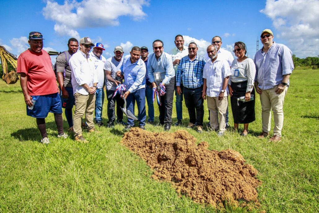 INEFI continúa rescate del béisbol escolar; da primer picazo para construcción de play en San Antonio de Guerra - Noticias de hoy en República Dominicana | De Último Minuto