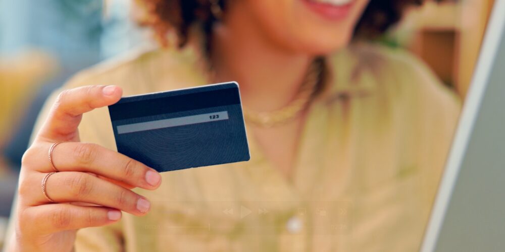 Usuarios prefieren tarjetas de débito para compras locales por internet