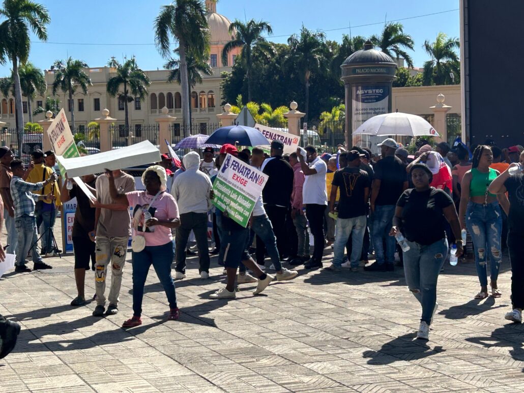 FENATRANO y ASONAEMTRA protestan frente al Palacio en demanda de pagos y beneficios pendientes