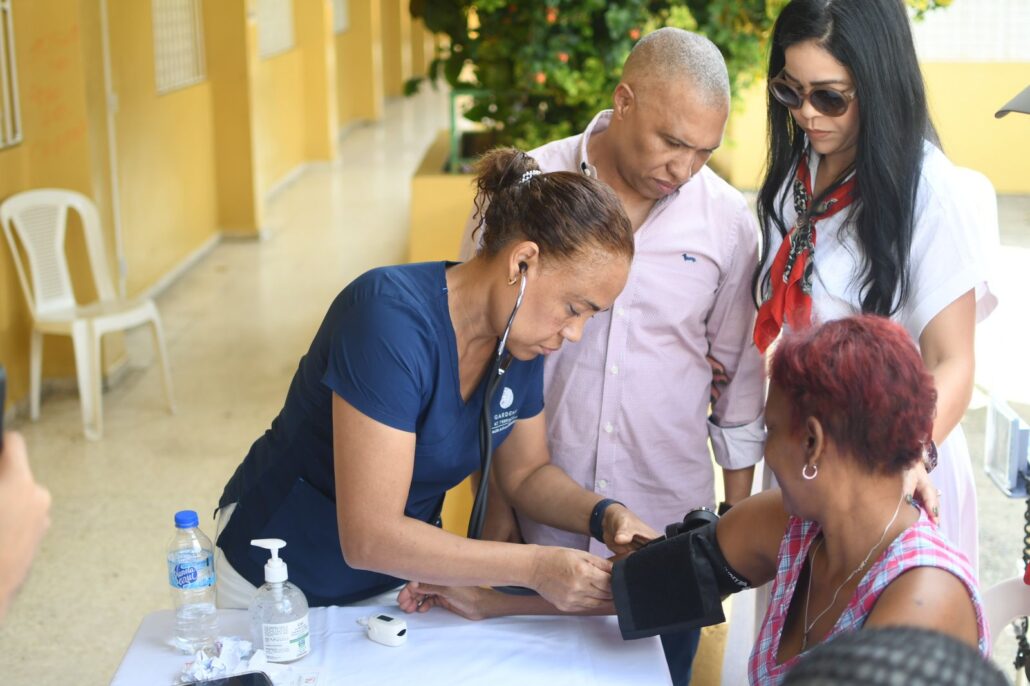 Diputado Joselito Echavarría inicia navidad con operativo médico en SDE