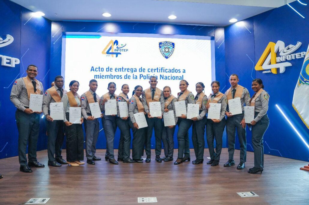 INFOTEP e IPES entregan certificados a 97 policías en diferentes formativas