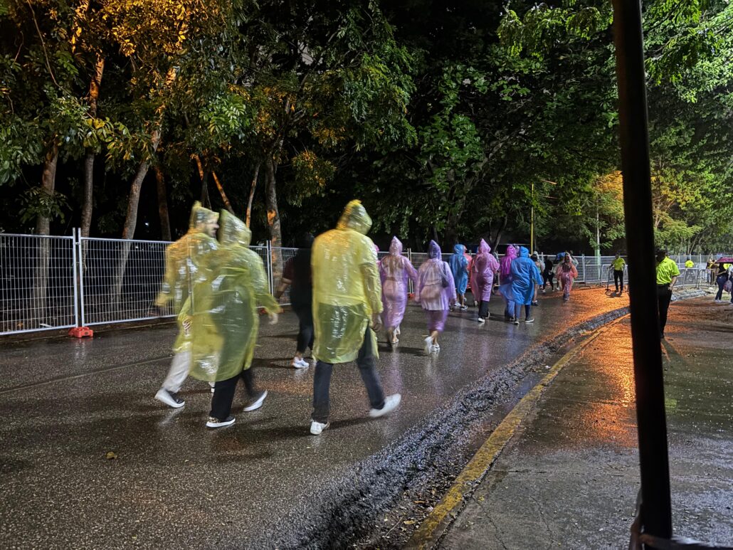 Con muletas y bajo la lluvia, fanáticos llegan el Centro Olímpico