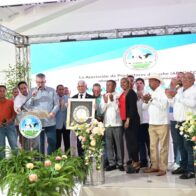 Ricardo de los Santos recibe reconocimiento de APROLECHE