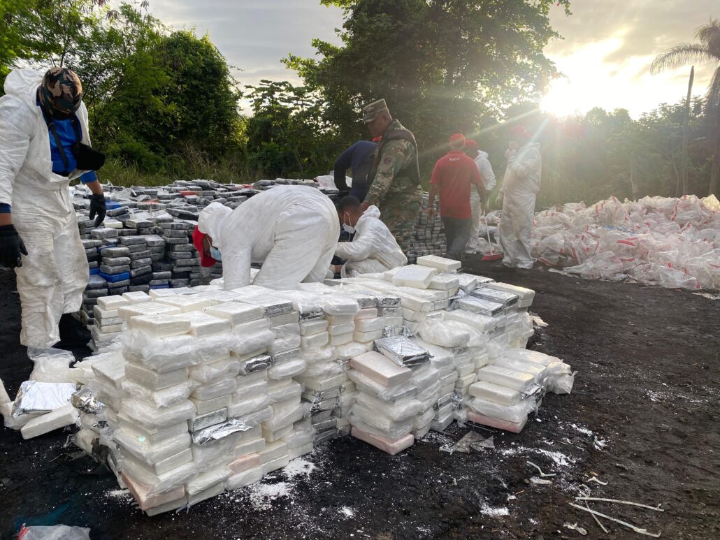 Procuradora Miriam Germán encabeza quema histórica de 9.8 toneladas de droga incautada en Caucedo