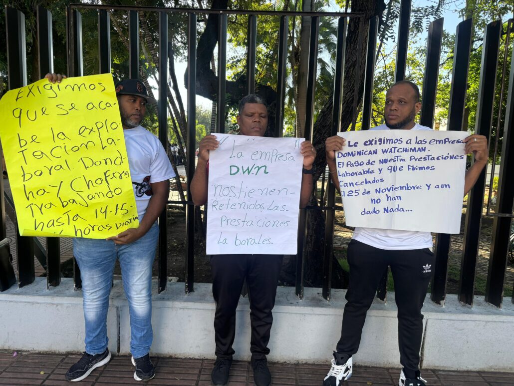 Exempleados de Dominican Watchman protestan por despidos injustificados y falta de pago de sus prestaciones