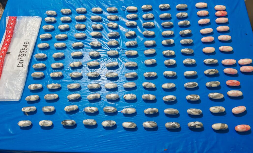 Atrapan en aeropuerto nigeriano con 134 bolsitas de cocaína en el estómago