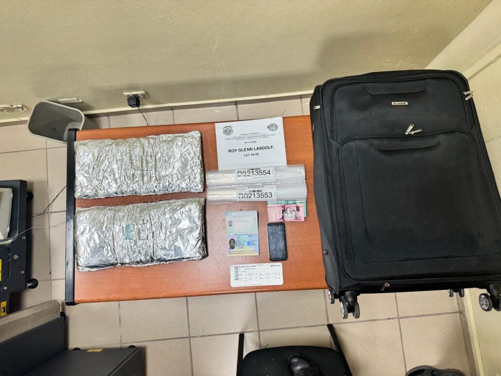 Atrapan holandés con cuatro kilos de cocaína en el aeropuerto del Cibao