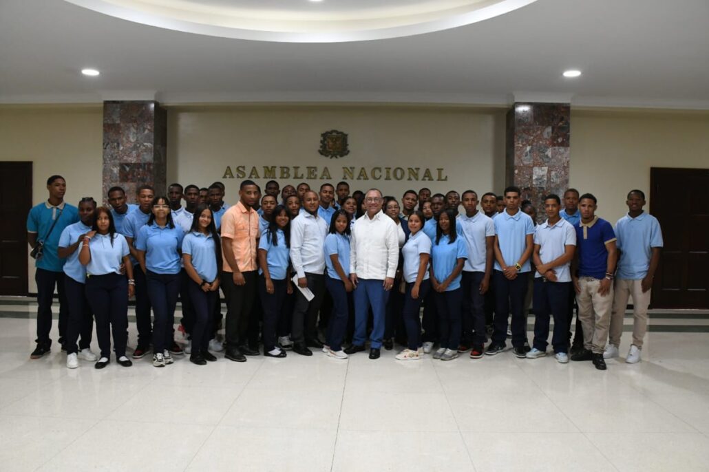 Senador de Elías Piña realiza visita guiada Liceo Francisco del Rosario Sánchez de Juan Santiago