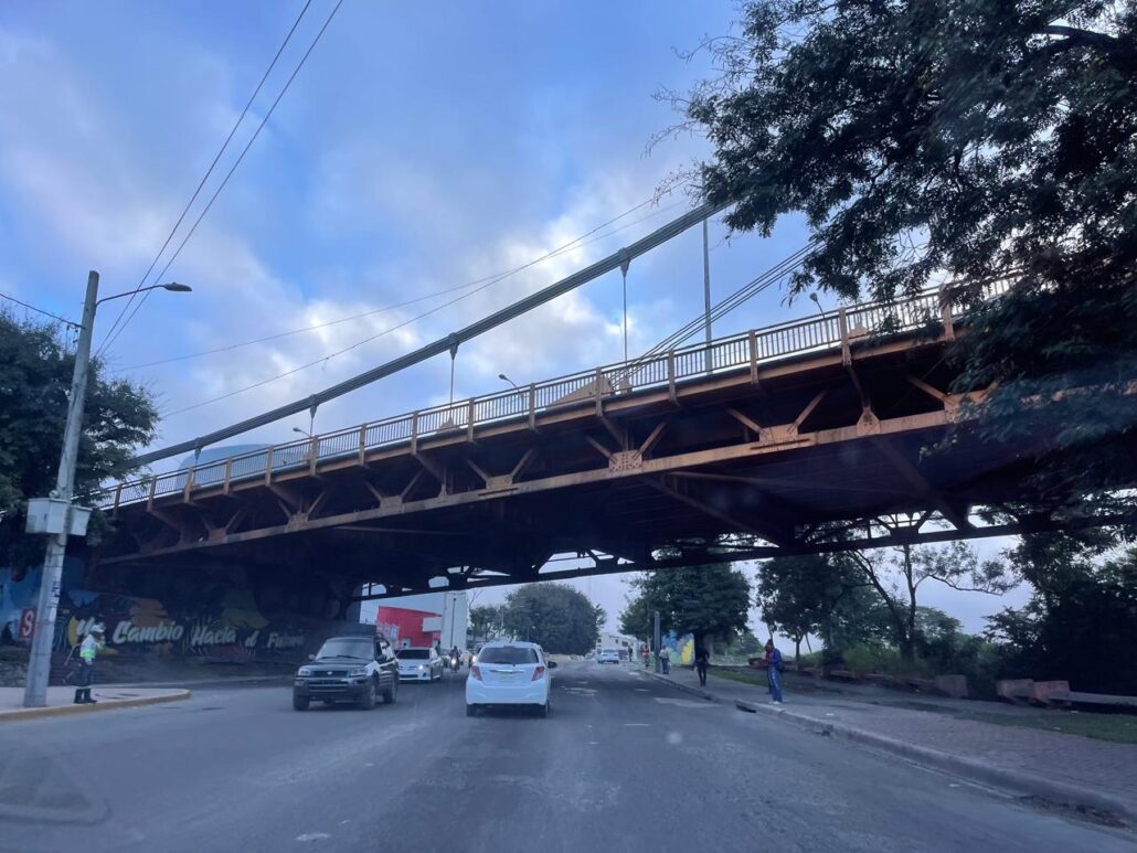 Hombre sobrevive tras lanzarse de un puente en Santiago