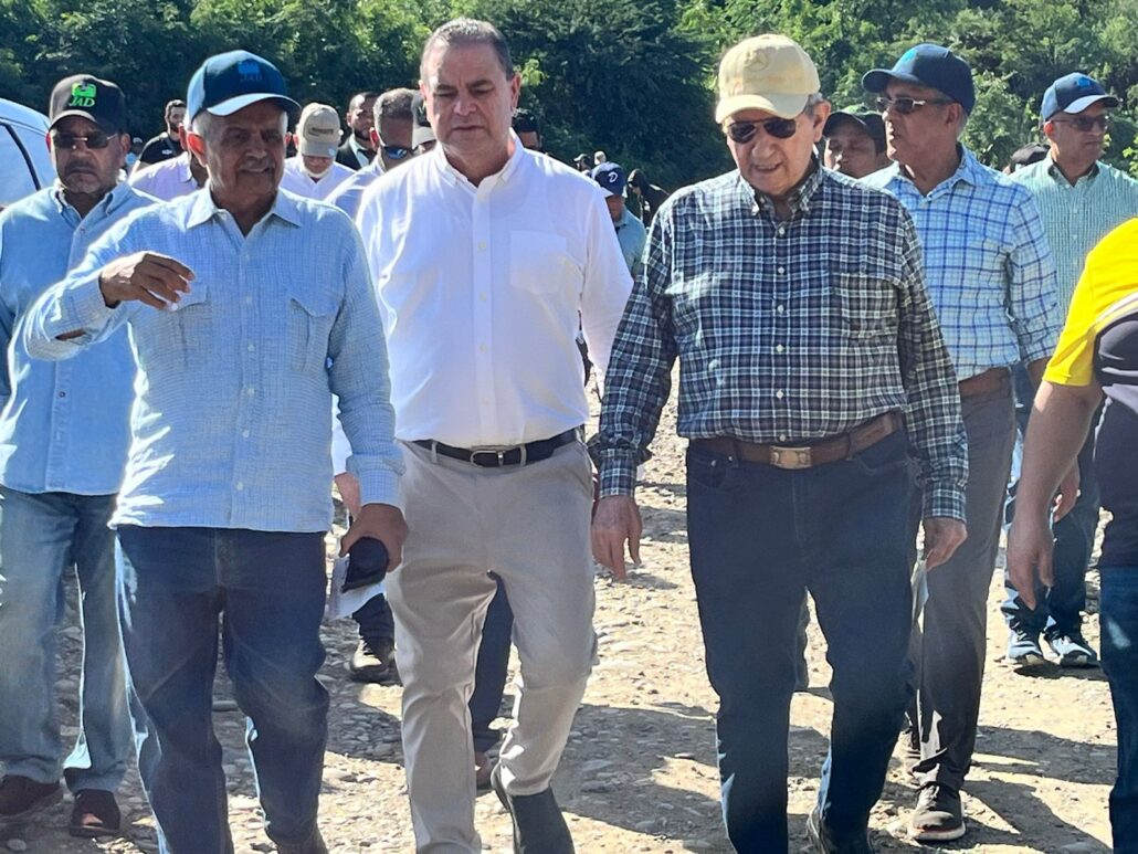 Presentan Drone T-50 aplicado en la agricultura, en un Día de Campo organizado por la JAD